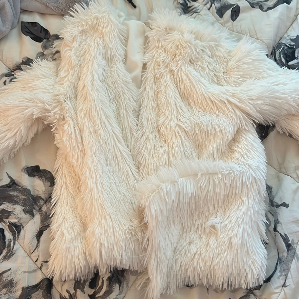 Target (Xhilaration)White Fluffy Jacket!! Great consign very soft!! Size XS